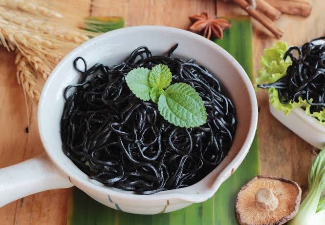 10 Makanan Berwarna Hitam Gelap, Berani Coba?