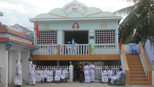 Etnis Muslim Cham Bani Vietnam, Hanya Salat Sekali Sebulan