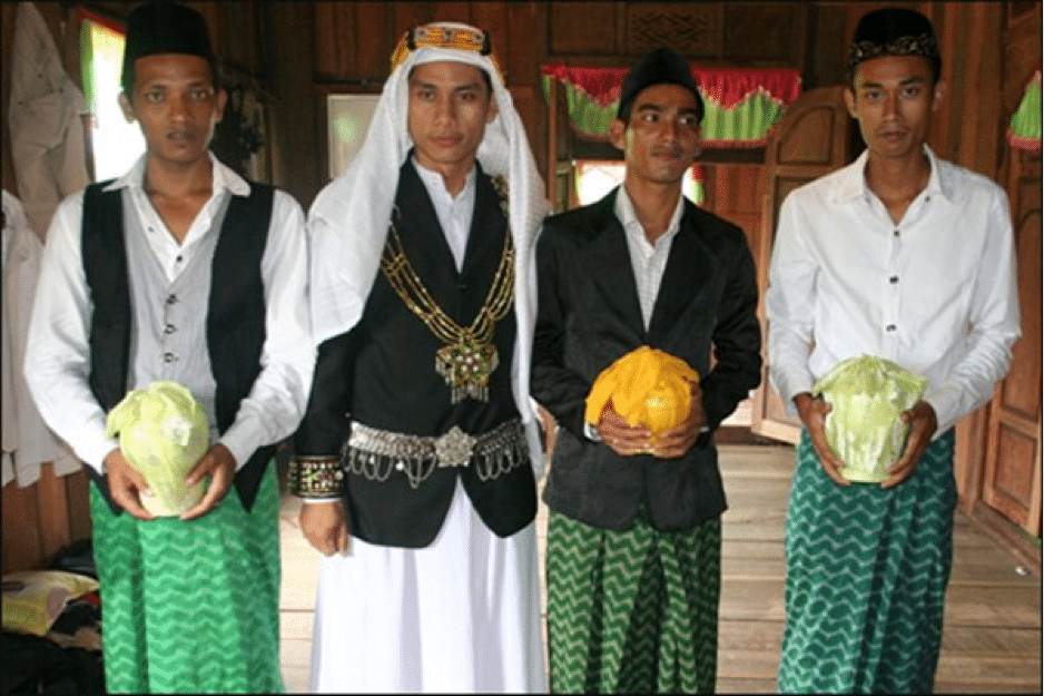 Etnis Muslim Cham Bani Vietnam, Hanya Salat Sekali Sebulan