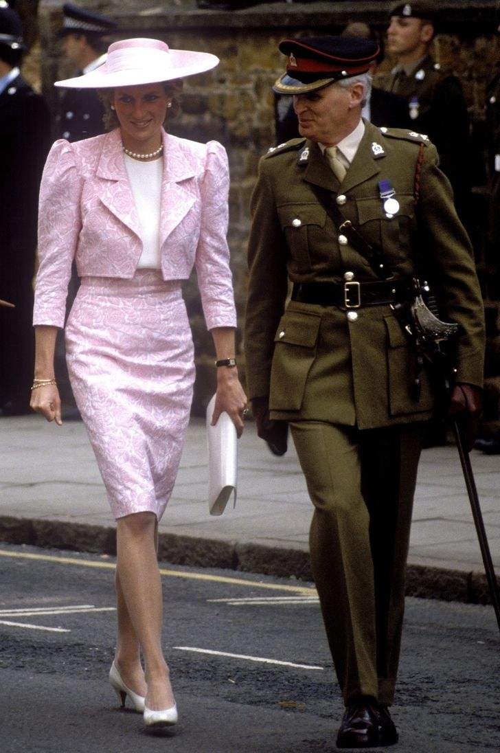 10 Inspirasi untuk outfit serba pink Lady Diana
