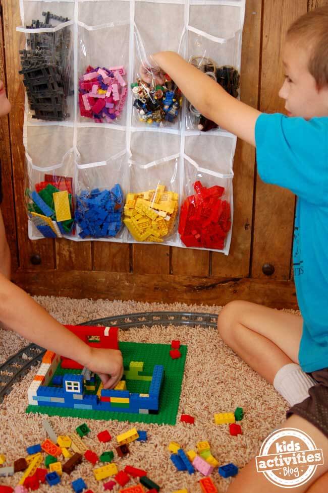 10 Ide Menyimpan Lego di Meja Bermain, Bebas Berantakan