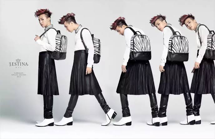 Gak Cuma Cewek, 10 Idol K-Pop ini juga Kerap Pake Rok