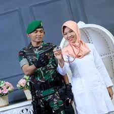 Romantis, 10 Inspirasi Pre-Wedding Tentara dan Tenaga Medis