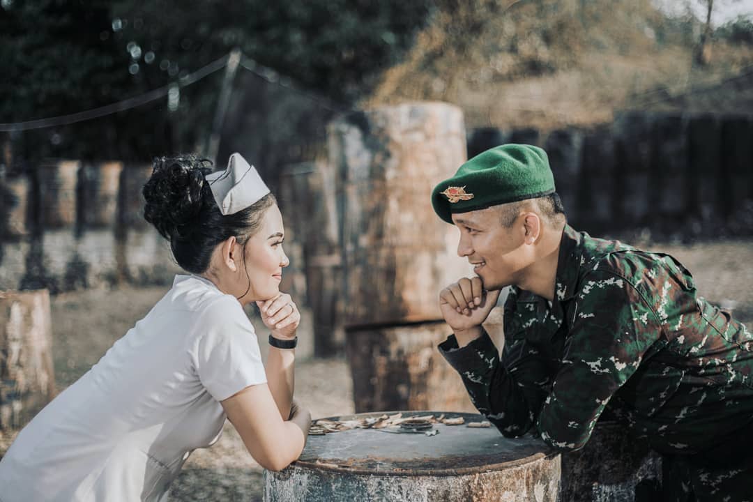 Romantis, 10 Inspirasi Pre-Wedding Tentara dan Tenaga Medis