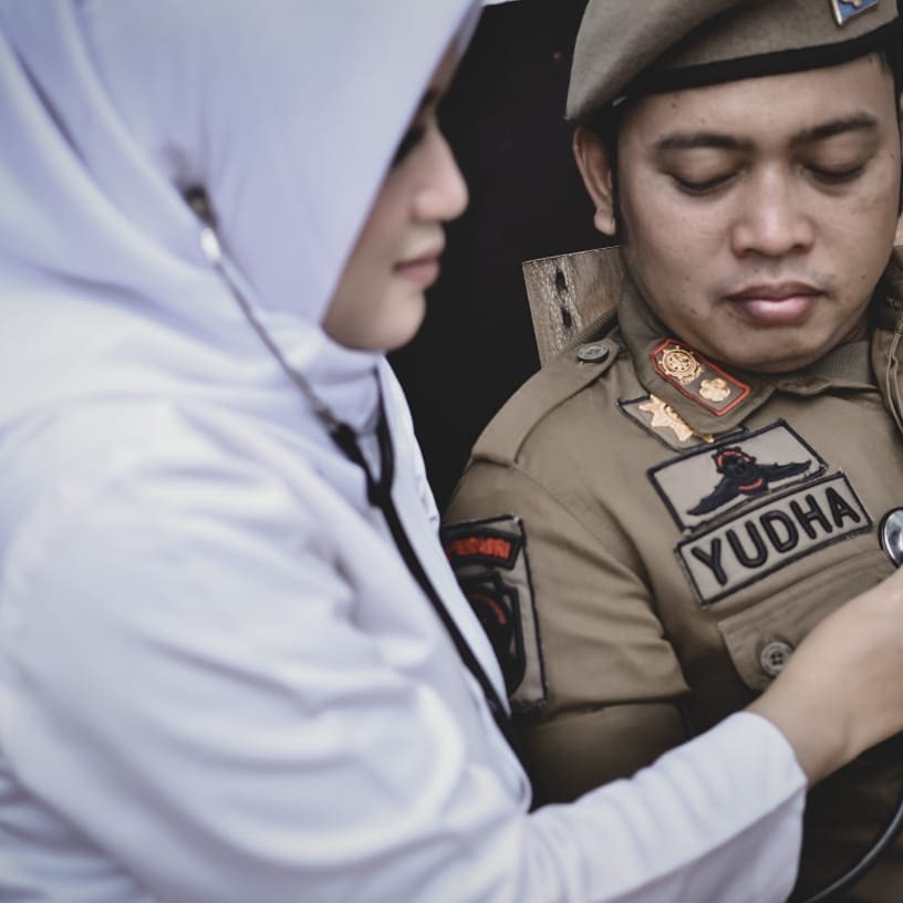 Romantis, 10 Inspirasi Pre-Wedding Tentara dan Tenaga Medis