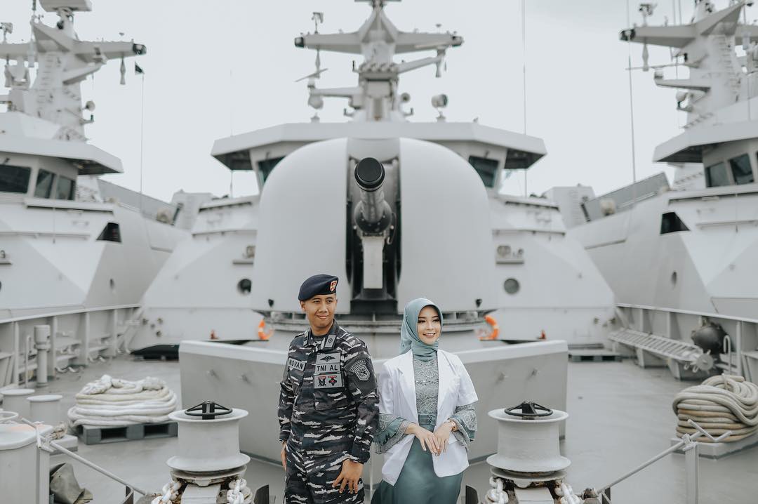 Romantis, 10 Inspirasi Pre-Wedding Tentara dan Tenaga Medis