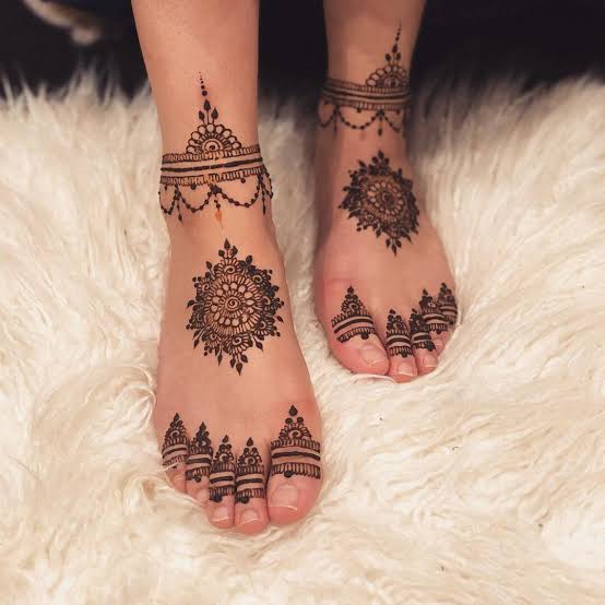 Gak Cuma Tangan, 10 Model Henna Ini Cantik di Bagian Kaki