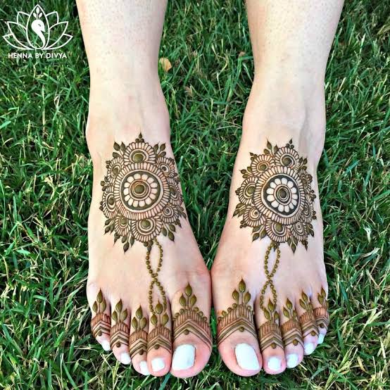 Gak Cuma Tangan, 10 Model Henna Ini Cantik di Bagian Kaki