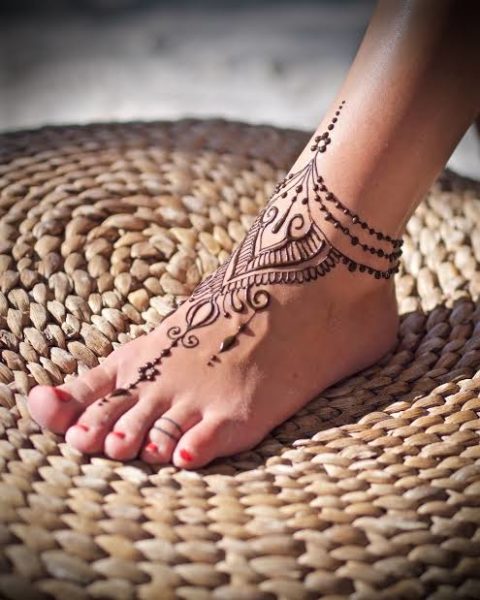 Gak Cuma Tangan, 10 Model Henna Kaki Ini Juga Terlihat Keren - Dailysia