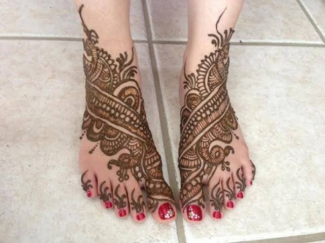 Gak Cuma Tangan, 10 Model Henna Ini Cantik di Bagian Kaki