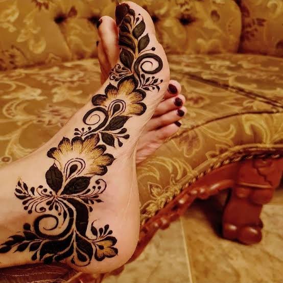 Gak Cuma Tangan, 10 Model Henna Ini Cantik di Bagian Kaki