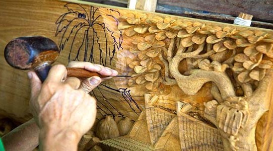 Jepara terkenal dengan kerajinan kayu yang menggunakan teknik