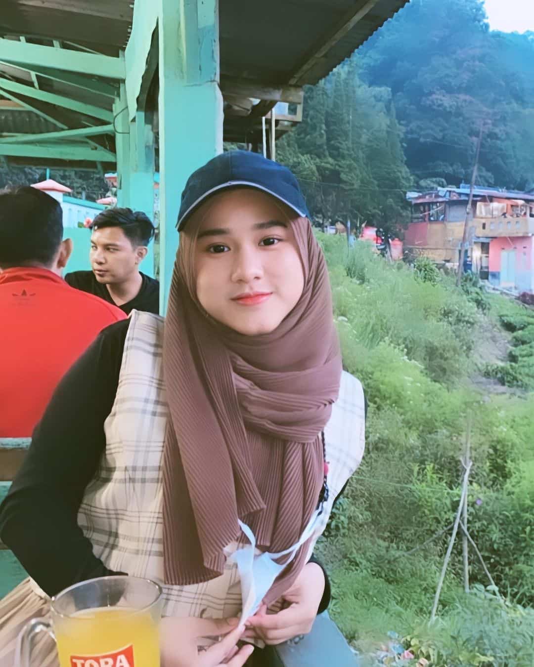 Biodata, Profil, dan Fakta TikToker Hijaber Cantik dari Depok