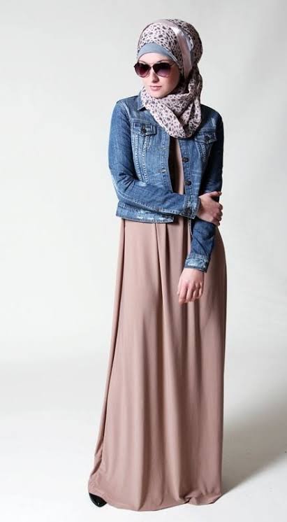 10 Outfit Jilbab Cewek, Bisa Dipadukan Rok atau Celana