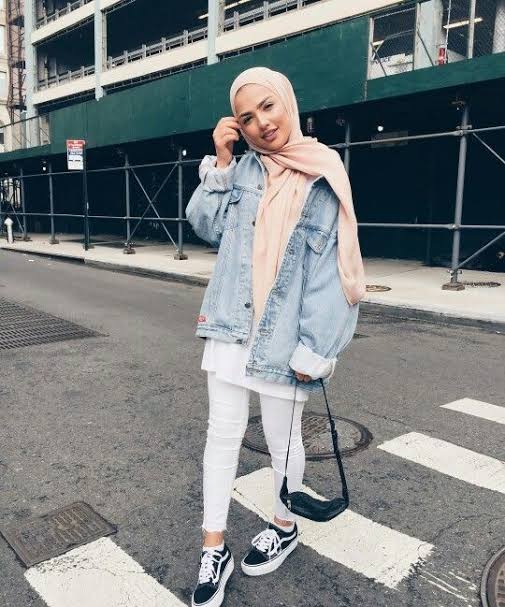 10 Jaket Jeans Hijab OOTD, Bisa Dipadupadankan Dengan Rok Atau Celana
