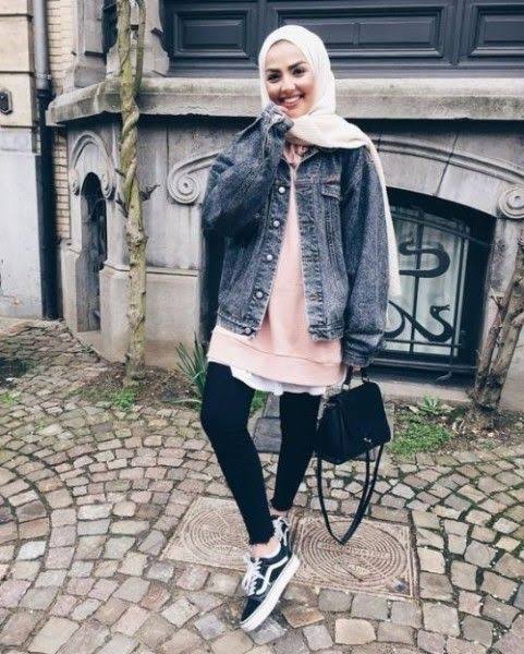 10 OOTD Jaket Jeans Hijab, Bisa Dipadukan Rok atau Celana