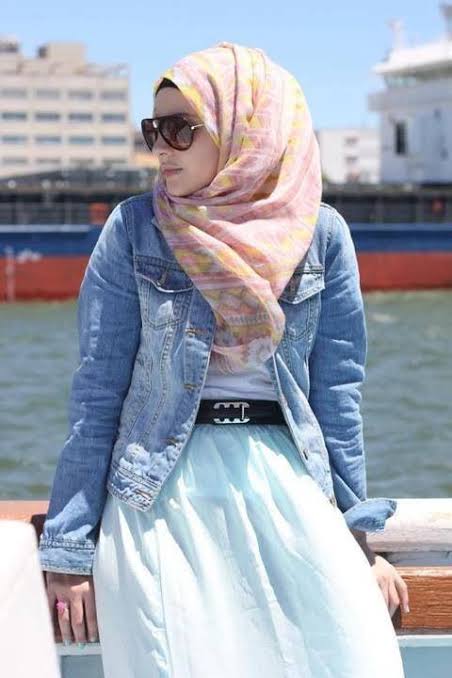 10 OOTD Jaket Jeans Hijab, Bisa Dipadukan Rok atau Celana