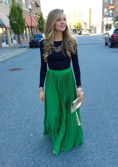 Rok dan atasan hitam