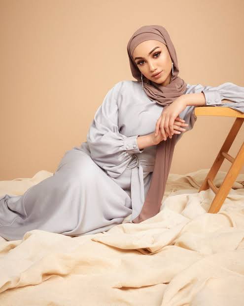 10 Warna Jilbab Cocok dengan Baju Abu-Abu