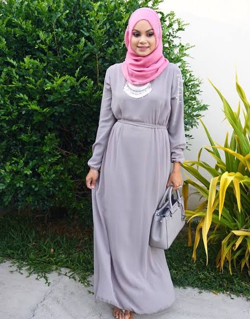 10 Warna Hijab Sesuai Dengan Abu-abu