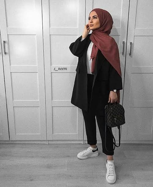 Nuansa Monokrom, 10 OOTD Hijab Casual Hitam Putih