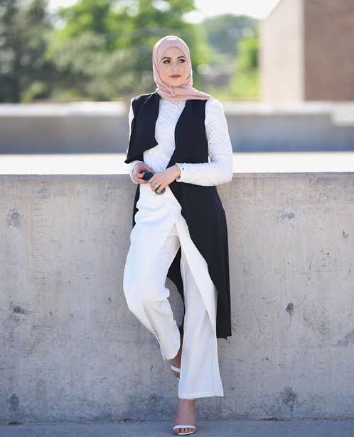 Nuansa Monokrom, 10 OOTD Hitam Putih Hijab Casual