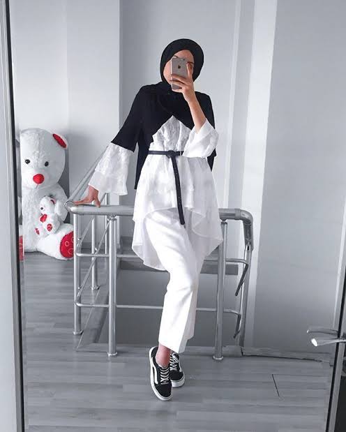 Nuansa Monokrom, 10 OOTD Hitam Putih Hijab Casual