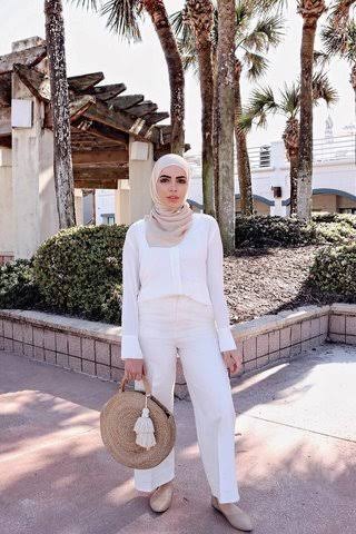 10 Inspirasi OOTD Hijab Ke Pantai, Gak Harus Terbuka