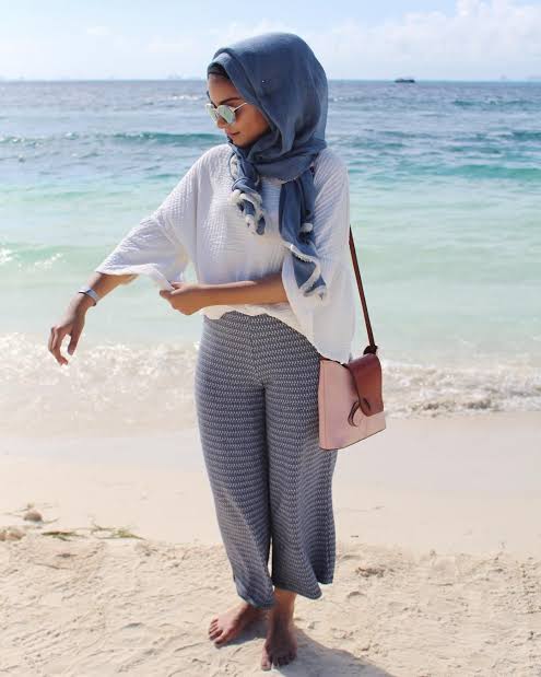 10 Inspirasi OOTD Hijab Ke Pantai, Tak Harus Terbuka
