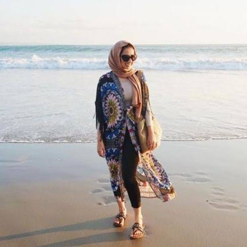 10 Inspirasi OOTD Hijab Ke Pantai, Tak Harus Terbuka