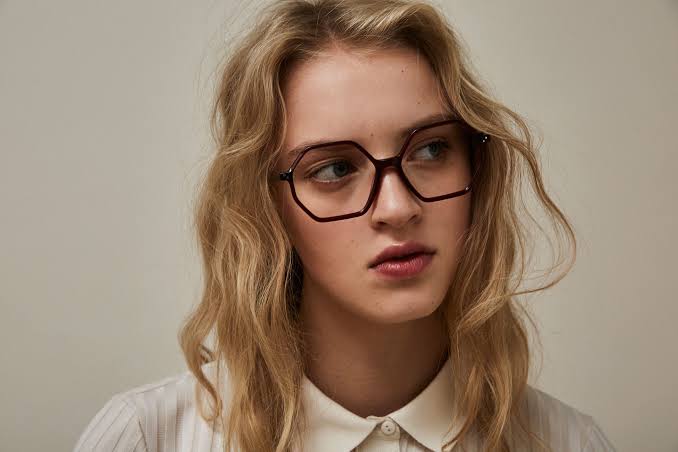 10 Bentuk Kacamata Lagi Trend dengan Banyak Bentuk