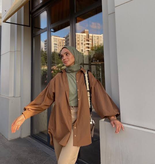 10 Warna Hijab Cocok Dengan Kemeja Coklat, Terlihat Elegan