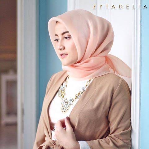 10 Warna Hijab Cocok Dengan Kemeja Coklat, Terlihat Elegan
