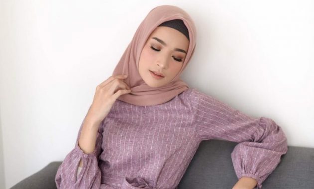 10 Warna Hijab Yang Sesuai Dengan Pakaian Lavender, Bukan Hanya Hitam Atau Putih