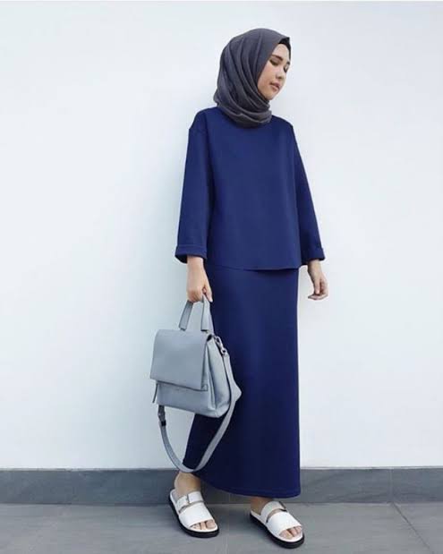 Cocok untuk berbagai acara, 10 warna hijab yang cocok untuk baju biru navy