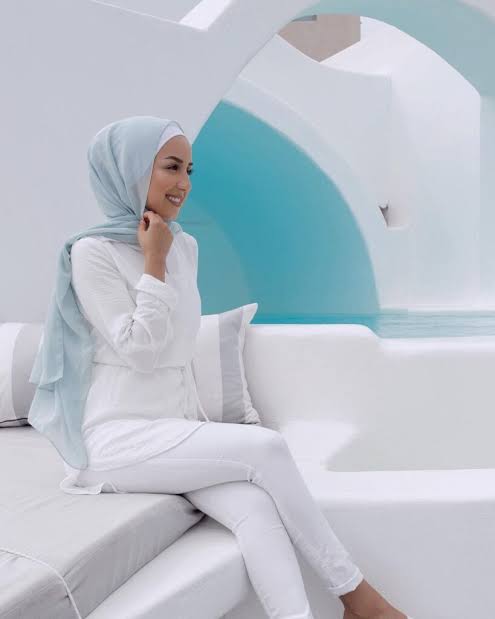 Baju putih cocok jilbab warna apa