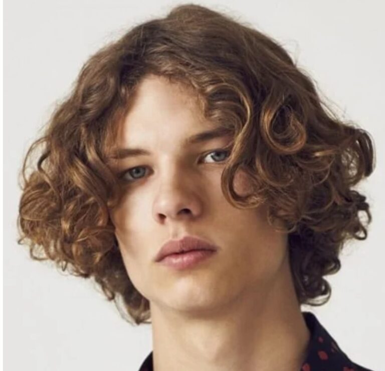 13 Ide Rambut Curtain Hair, Poni Belah Tengah yang Keren