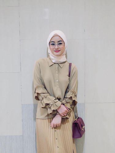 10 Warna Jilbab yang Cocok dengan Baju Maroon