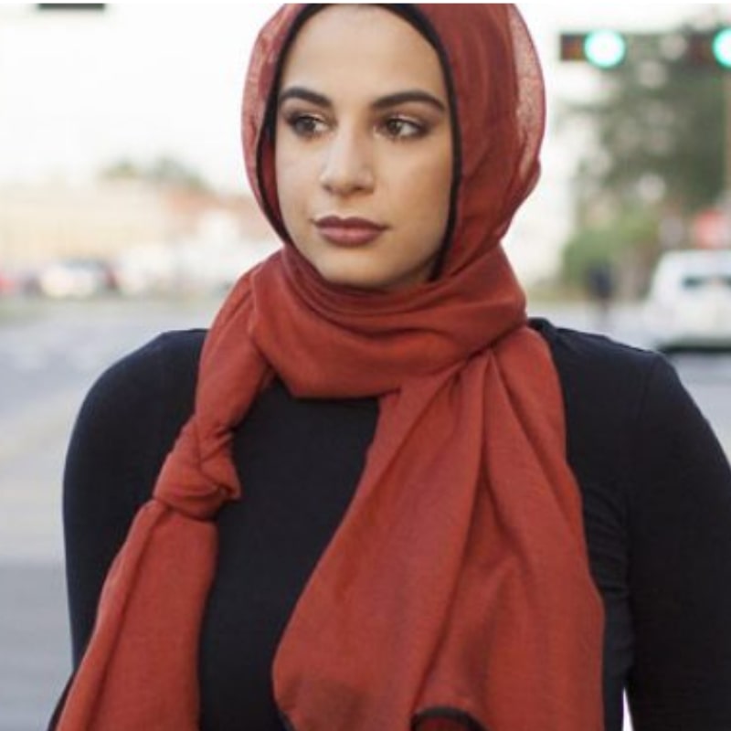 12 Warna Jilbab yang Cocok dengan Gamis Hitam