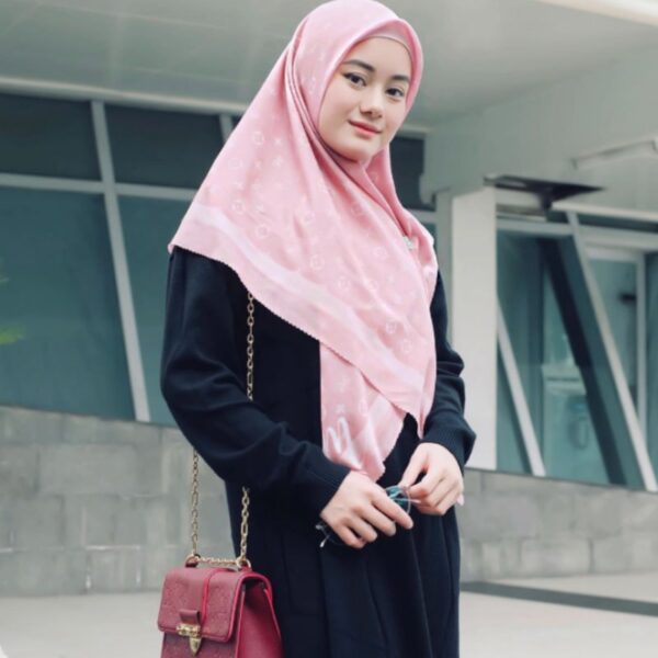 17 Warna Jilbab yang Cocok dengan Gamis Hitam - Dailysia