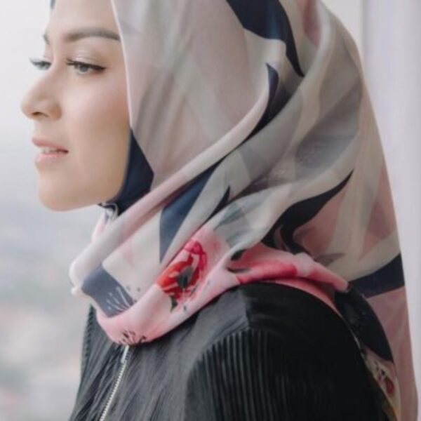 17 Warna Jilbab yang Cocok dengan Gamis Hitam - Dailysia