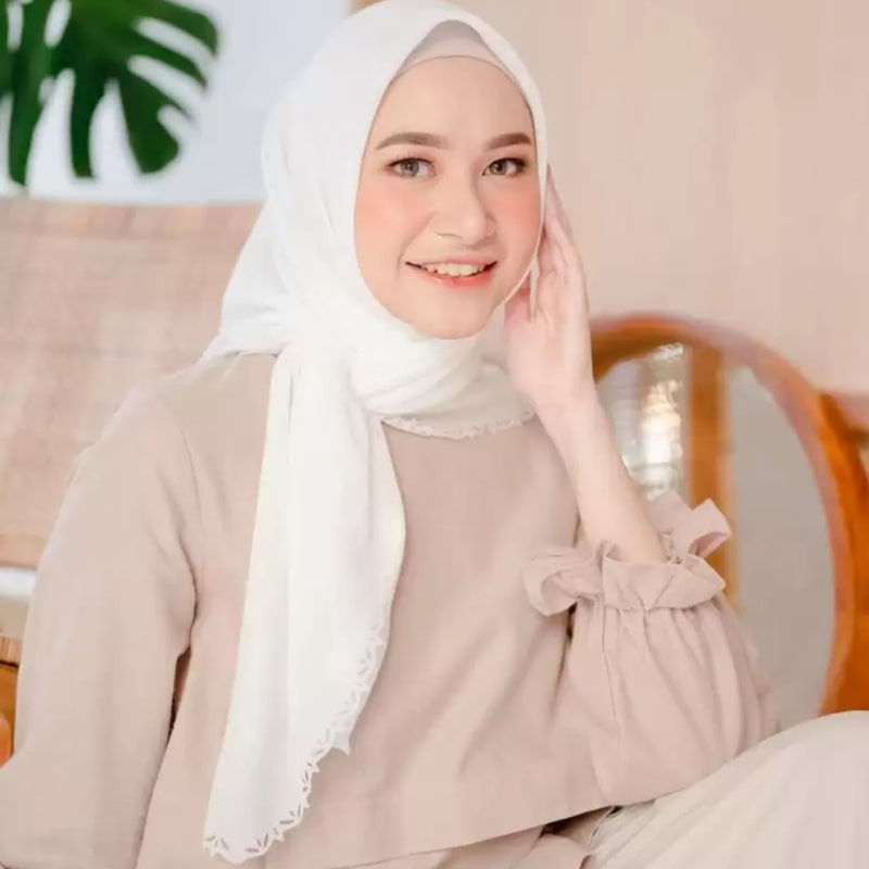 10 Warna Jilbab yang Cocok dengan Baju Mocca