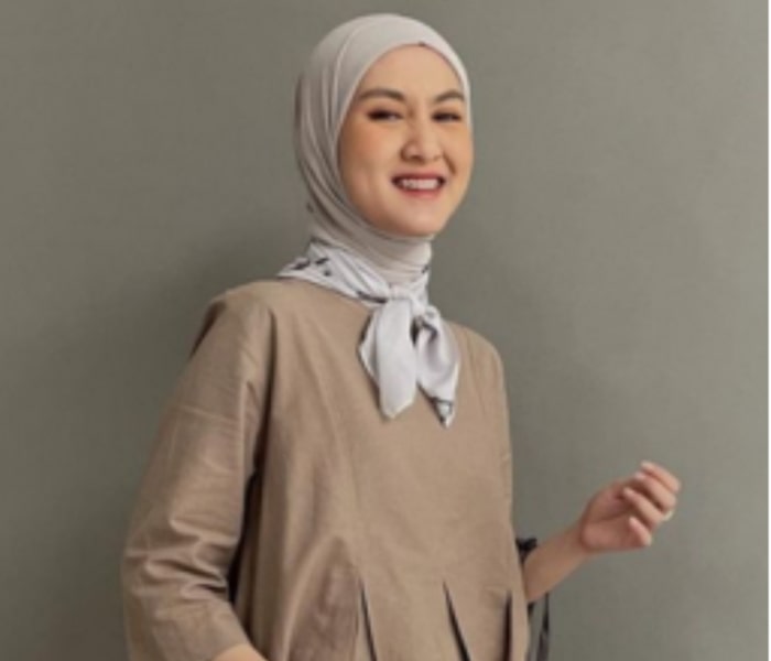 10 Warna Jilbab yang Cocok dengan Baju Cream