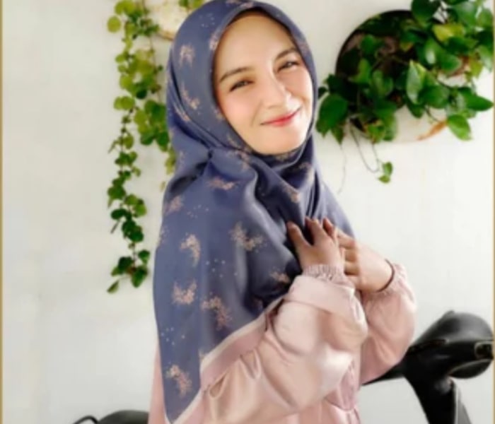 10 Warna Jilbab yang Cocok dengan Baju Cream
