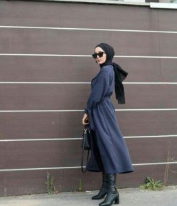 10 Warna Jilbab yang Cocok dengan Baju Navy