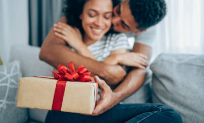 10 Kado Anniversary untu Pasangan, Dijamin bikin Senang