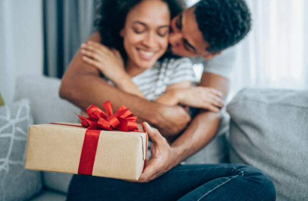 10 Kado Anniversary untu Pasangan, Dijamin bikin Senang