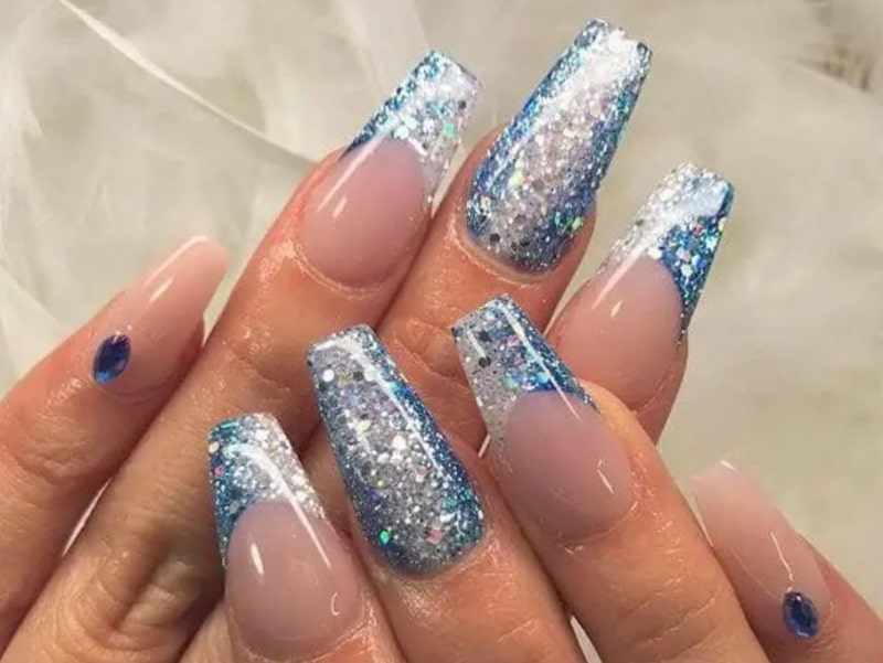 12 Nail Art Warna Biru, Kekinian dan bikin Kuku Tampak Modis