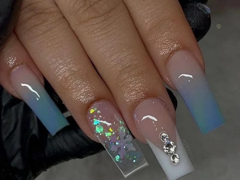 12 Nail Art Warna Biru, Kekinian dan bikin Kuku Tampak Modis