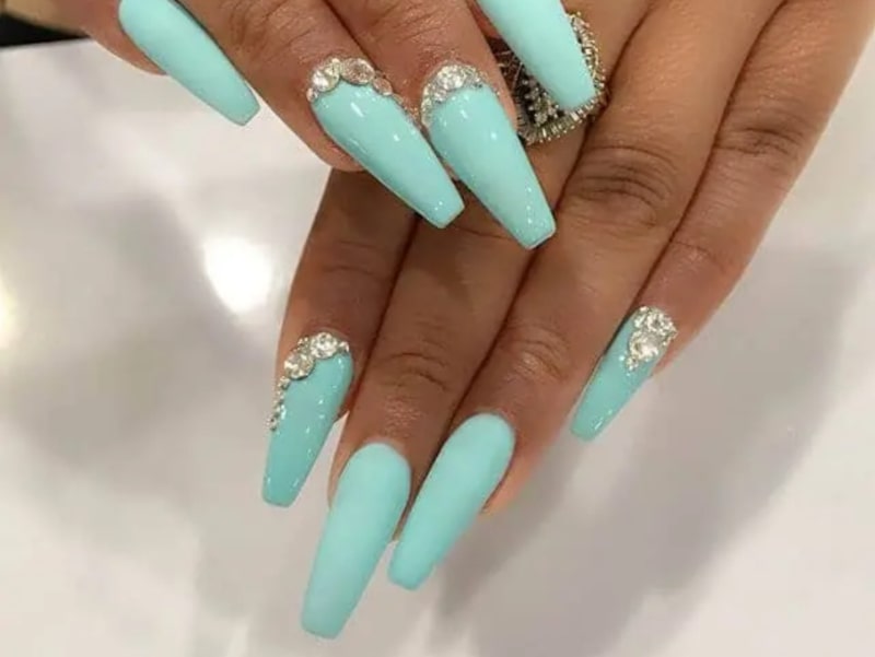 12 Nail Art Warna Biru, Kekinian dan bikin Kuku Tampak Modis